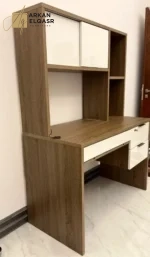 مكتب فخم بتصميم أنيق وتخزين عملي