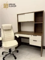 مكتب فخم بتصميم أنيق وتخزين عملي