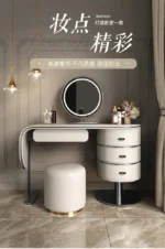 ⁦تسريحة غرفة نوم مغطاة بالجلد مع كرسي ومرأة فاخرة⁩ - الصورة ⁦8⁩