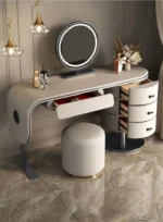 ⁦تسريحة غرفة نوم مغطاة بالجلد مع كرسي ومرأة فاخرة⁩ - الصورة ⁦10⁩