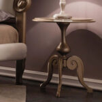 طاولة جانبية بتصميم ملكي