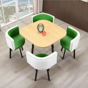 طاولة طعام مربعة مع 4 كراسي متداخلة
