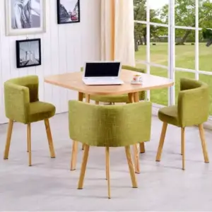 طاولة طعام مربعة مع 4 كراسي متداخلة
