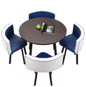 طاولة طعام مربعة مع 4 كراسي متداخلة
