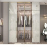 خزانة ملابس فاخرة بتصميم راقي