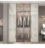 خزانة ملابس فاخرة بتصميم راقي