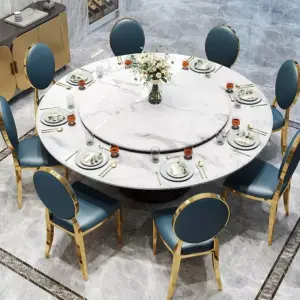 طاولة طعام فخمة بتصميم كراسي مختلف 
