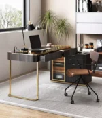 مكتب بتصميم كلاسيكي مع كرسي بسيط