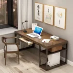 مكتب عمل بأرفف جانبية منظمة