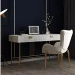 مكتب وكرسي بتصميم مريح