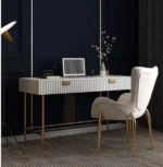 مكتب وكرسي بتصميم مريح