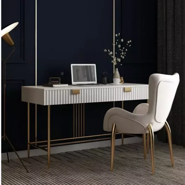 مكتب وكرسي بتصميم مريح