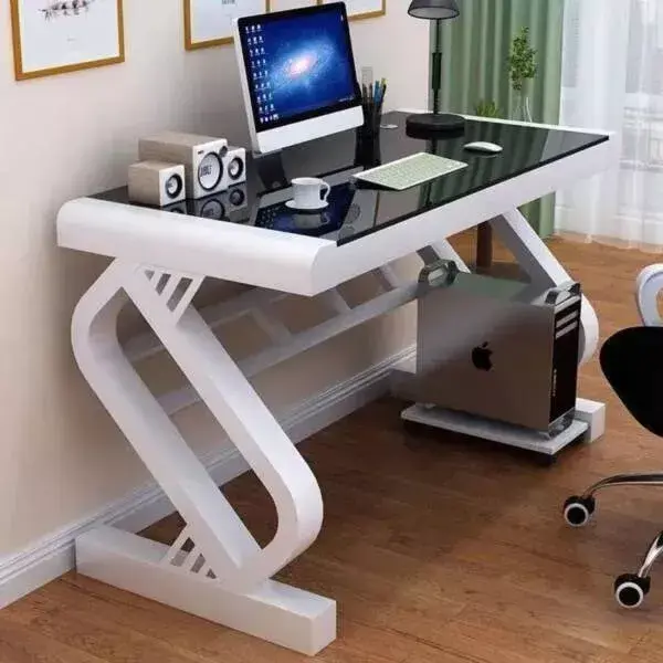 مكتب معدني بتصميم زجاجي