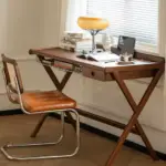 مكتب خشبي بتصميم بسيط و مميز