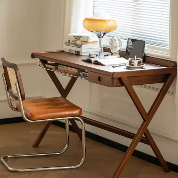 مكتب خشبي بتصميم بسيط و مميز