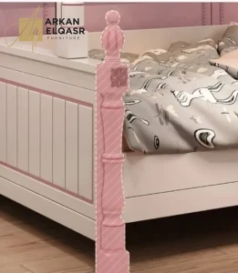 سرير أطفال كوين فاخر – تصميم فاخر مبطن – قاعدة خشبية متينة – متوفر بألوان متعددة