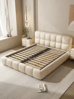 سرير نوم من جلد بتصميم بسيط