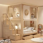 سرير أطفال دورين من الخشب الطبيعي – تصميم آمن مع سلم جانبي – لون خشبي فاتح – ضمان سنتين