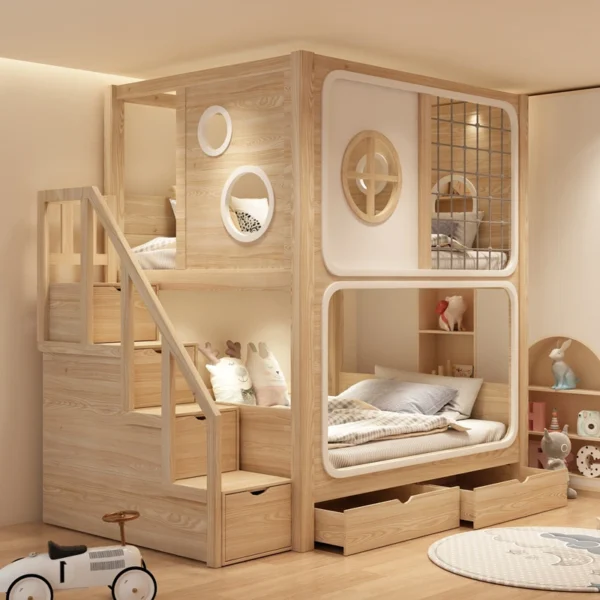 سرير أطفال دورين من الخشب الطبيعي – تصميم آمن مع سلم جانبي – لون خشبي فاتح – ضمان سنتين