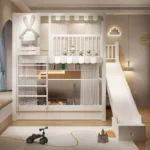 ⁦سرير أطفال دورين مريح – تصميم آمن بزاوية ناعمة – خشب متين وسلال تخزين – مثالي للمساحات الصغيرة⁩ - الصورة ⁦3⁩