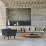 كرسي من الروطان مصمم للجلسات الخارجية