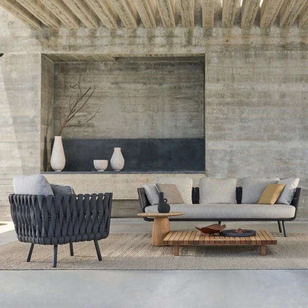 كرسي من الروطان مصمم للجلسات الخارجية