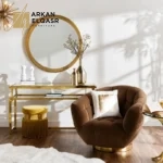 كرسي مخملي بمسند ذراعين بتصميم فخم
