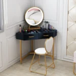 تسريحة زاوية مودرن بتصميم فني مبتكر – مرآة مدمجة وأرفف جانبية – سطح عملي – مثالية لغرف النوم الصغيرة