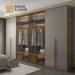 خزانة ملابس فاخرة بتصميم مميز – أبواب بانورامية وتشطيب خشبي راقٍ – أرفف متعددة وتنظيم عملي