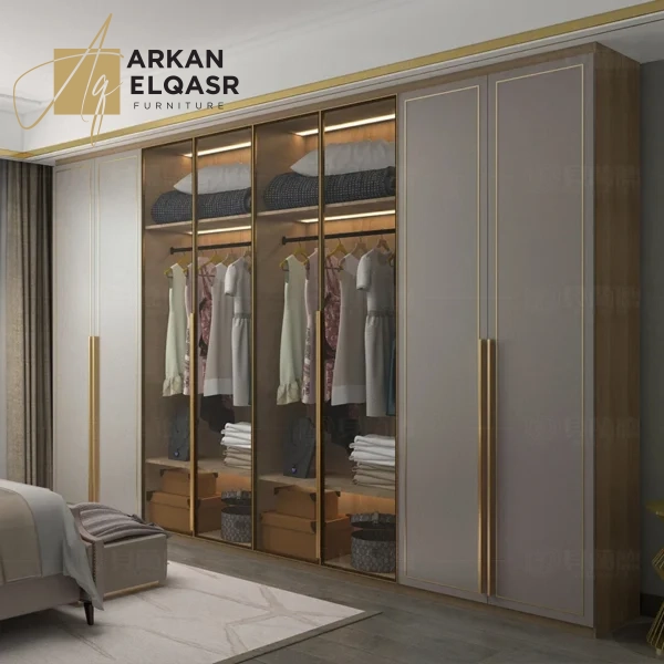 خزانة ملابس فاخرة بتصميم مميز – أبواب بانورامية وتشطيب خشبي راقٍ – أرفف متعددة وتنظيم عملي
