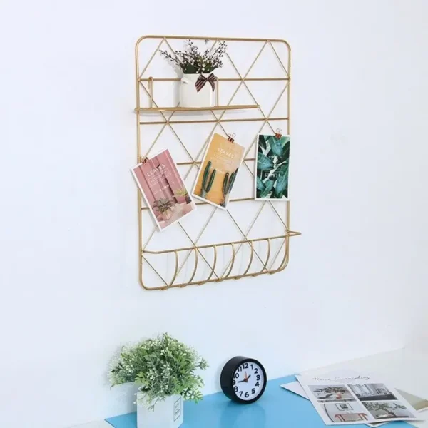 ديكور رف معلق ذهبي بهيكل معدني