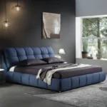 سرير غرفة نوم رئيسية مبطن بالكامل