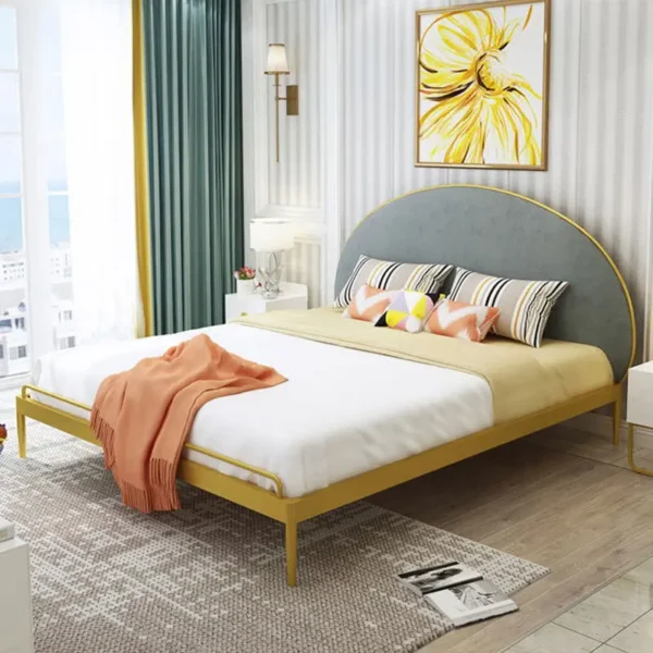 سرير بتصميم انيق بعده مقاسات