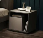 سرير بتصميم حديث مع كمودينه