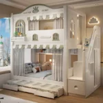 سرير أطفال دورين بتصميم مريح – خشب هندسي قوي – سلم جانبي آمن – ألوان محايدة – ضمان سنتين