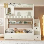 سرير أطفال دورين بتصميم مريح – خشب هندسي قوي – سلم جانبي آمن – ألوان محايدة – ضمان سنتين