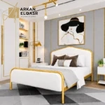 سرير معدني مبطن