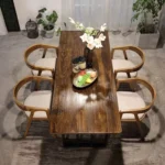 طاولة طعام خشبية عصرية لـ 4 أشخاص – سطح متين بلمسة طبيعية – أرجل معدنية فاخرة – مثالية لغرف الطعام الحديثة