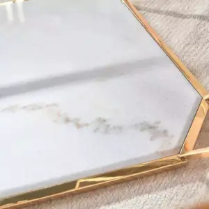 طاولة قهوة بسطح زجاجي بتصميم سداسي