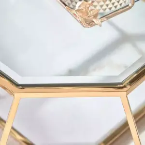 طاولة قهوة بسطح زجاجي بتصميم سداسي