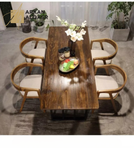 طاولة طعام خشبية بتصميم عصري