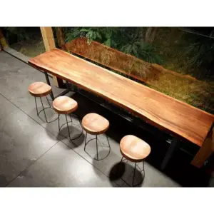 طاولة و اربع كراسي خشبية بتصميم كلاسيكي