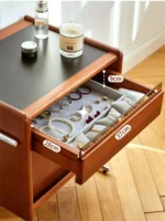 ⁦طاولة جانبية للسرير بتصميم كلاسيك⁩ - الصورة ⁦13⁩