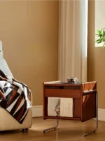 ⁦طاولة جانبية للسرير بتصميم كلاسيك⁩ - الصورة ⁦2⁩