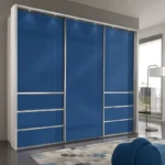 خزانة ملابس بتصميم عصري فاخر – أبواب انزلاقية وأرفف داخلية – تشطيب راقٍ وتنظيم مثالي