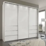 خزانة ملابس بتصميم عصري فاخر – أبواب انزلاقية وأرفف داخلية – تشطيب راقٍ وتنظيم مثالي