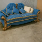 كنب ثلاثي فاخر على الطراز الملكي – تصميم فاخر وتفاصيل منحوتة – تنجيد ناعم وهيكل خشبي متين