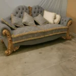 كنب ثلاثي فاخر على الطراز الملكي – تصميم فاخر وتفاصيل منحوتة – تنجيد ناعم وهيكل خشبي متين