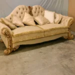 كنب ثلاثي فاخر على الطراز الملكي – تصميم فاخر وتفاصيل منحوتة – تنجيد ناعم وهيكل خشبي متين