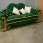 كنب ثلاثي فاخر على الطراز الملكي – تصميم فاخر وتفاصيل منحوتة – تنجيد ناعم وهيكل خشبي متين